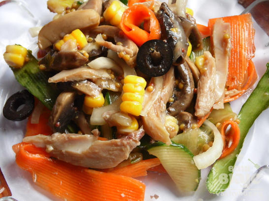Китайский салат с грибами и курицей