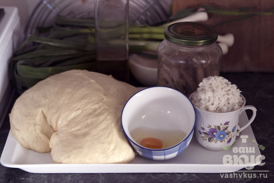 Дрожжевой пирог с солёными груздями и рисом