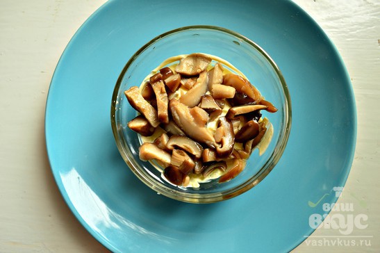 Слоеный салат с маринованными грибами и маслинами