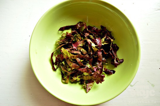 Летний витаминный салат с капустой и маслинами