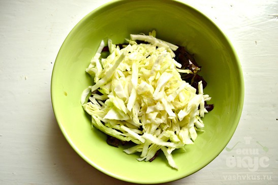 Летний витаминный салат с капустой и маслинами