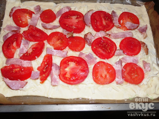 Пицца из слоеного теста с помидорами и грудинкой