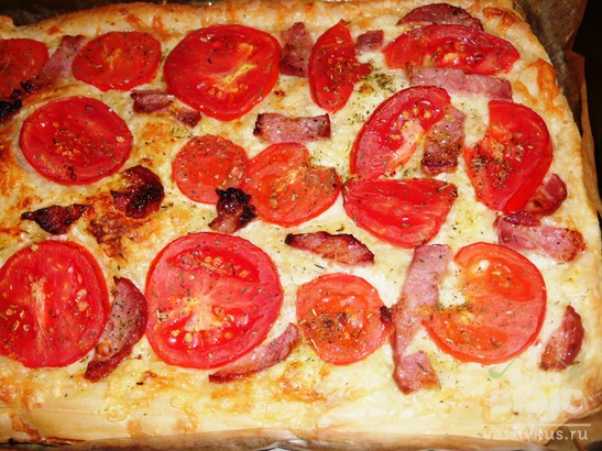 Пицца из слоеного теста с помидорами и грудинкой