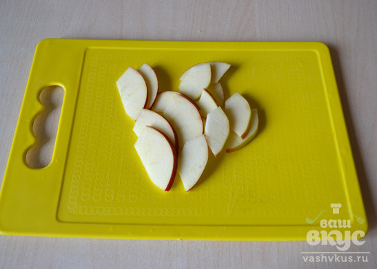 Розочки из слоеного теста с яблоками