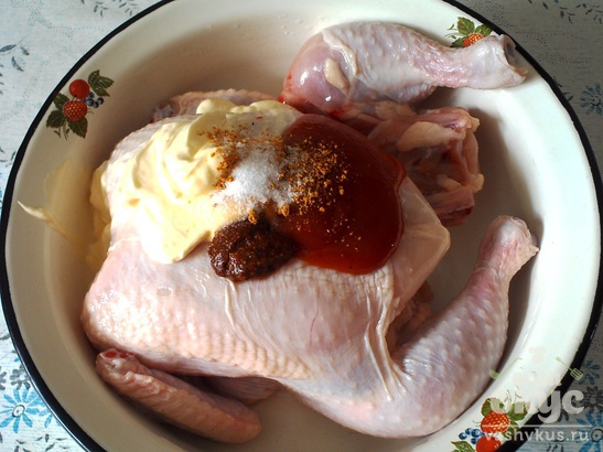 Курица, запеченная в томатно - майонезном соусе