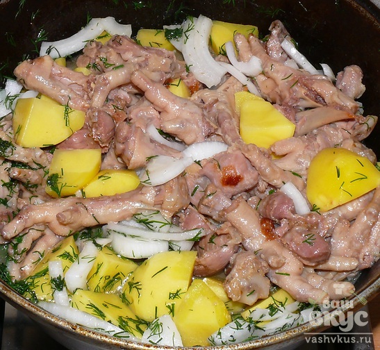 Куриные лапки и желудки, тушённые с овощами
