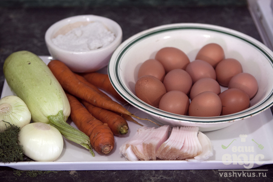 Жареные яйца с салом и овощами