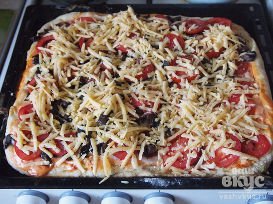 Пицца на кефире с колбасой, грибами и помидорами