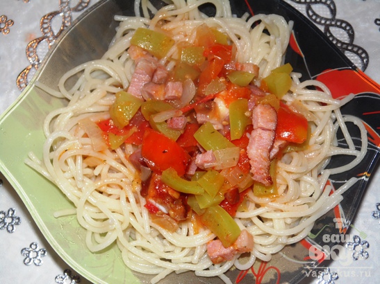 Спагетти с копченой грудинкой и овощами