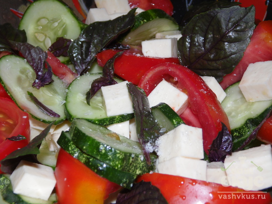 Греческий салат со свежим базиликом