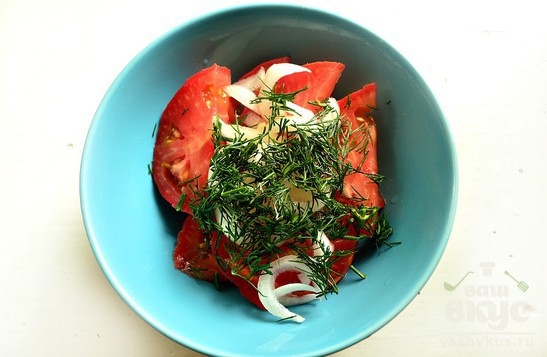 Салат с луком, зеленью и помидорами