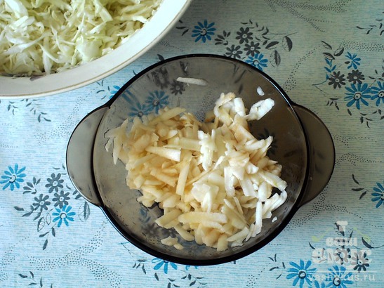 Салат из белокочанной капусты с яблоком