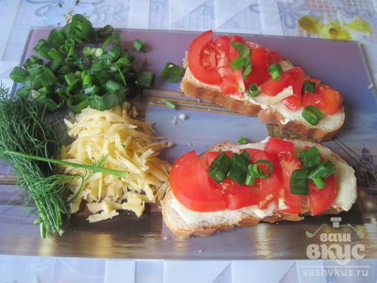 Горячие бутерброды с сыром, свежими помидорами и зелёным луком