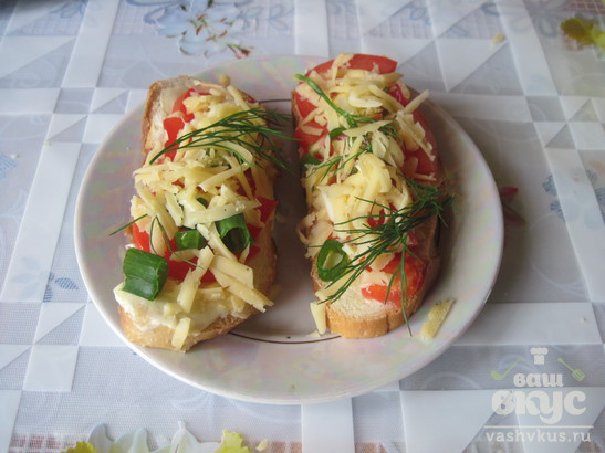 Горячие бутерброды с сыром, свежими помидорами и зелёным луком