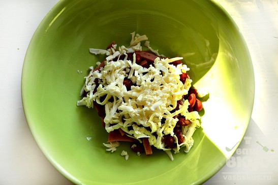Салат с красной фасолью и плавленным сыром