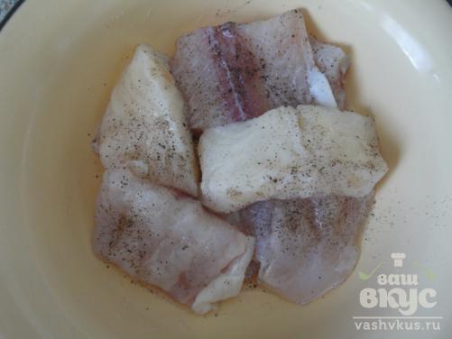 Запеченная рыба под соусом с картофелем и твердым сыром