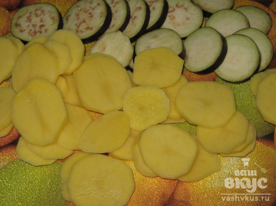 Запеканка с картофелем, баклажанами, фаршем и помидорами