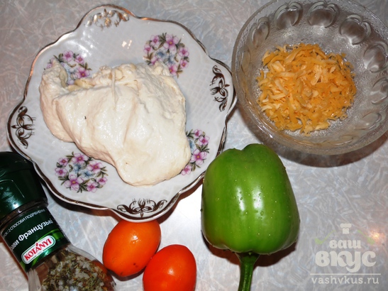 Мини-фокачча с помидорами черри, сыром и болгарским перцем