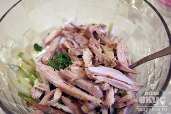 Салат из жареной курицы и маринованных овощей