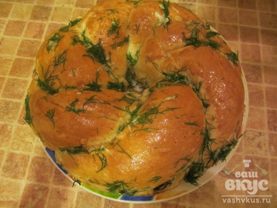 Сельский хлеб с зеленью и чесноком