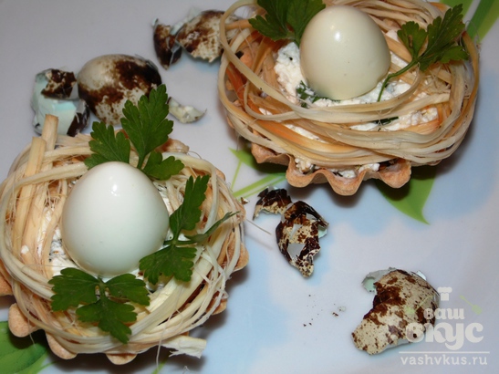 Гнезда с перепелиными яйцами