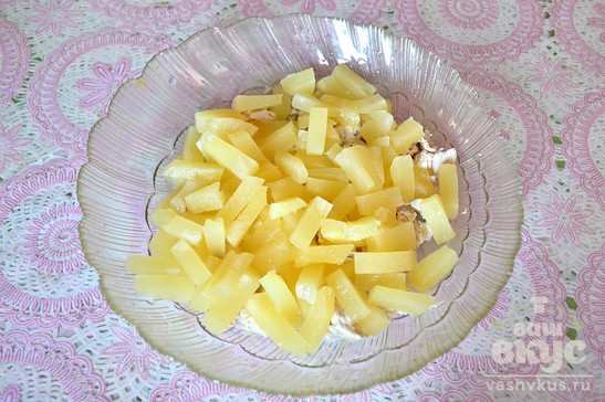 Слоеный салат с сыром и ананасами