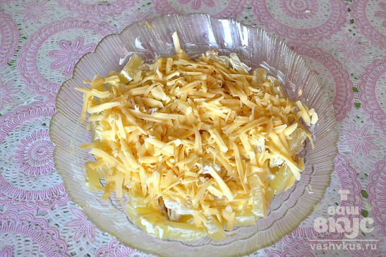 Слоеный салат с сыром и ананасами