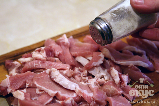 Горячий гриль-салат со свининой