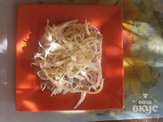 Салат с капустой и сырокопченой колбасой "Днестр"