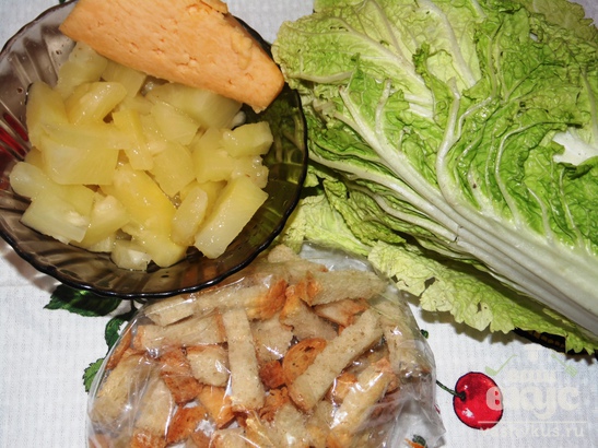 Салат с пекинской капустой, сыром и ананасом