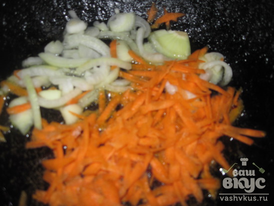Скумбрия жареная с морковью и луком