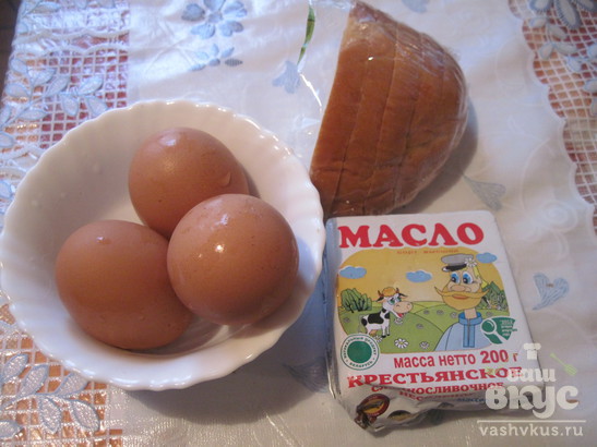 Завтрак из яиц всмятку, батона и масла