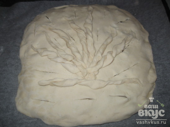 Пирог из слоеного теста с горбушей и маринованным луком