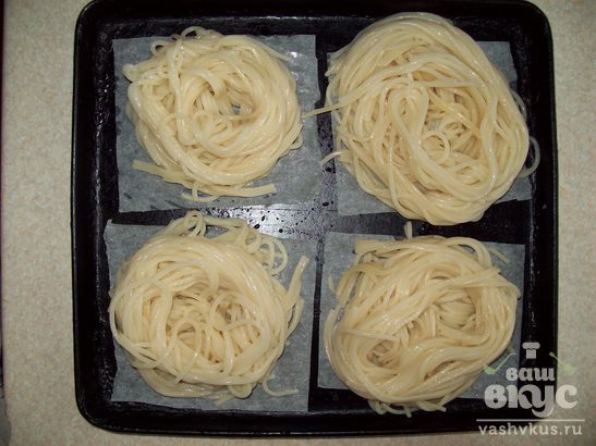 Гнезда из спагетти с огуречно-сырным соусом