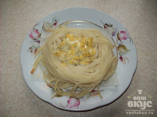 Гнезда из спагетти с огуречно-сырным соусом