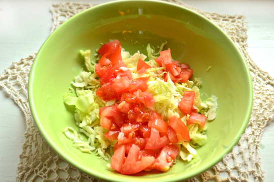 Витаминный салат с консервированной красной фасолью