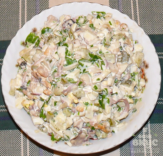 Салат из морепродуктов с яйцом