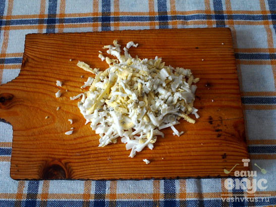 Салат из морской капусты с яйцом и сыром