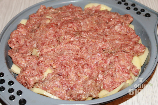 Картофель со свиным фаршем и луком в духовке