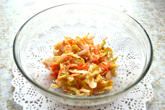 Салат с квашеной капустой и сухофруктами