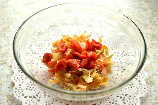 Салат с квашеной капустой и сухофруктами