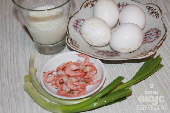 Омлет с зеленым луком и креветками