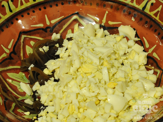 Салат из морской капусты и крабовых палочек с яйцом «Запахи моря»