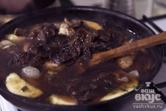 Куриный азиатский суп с бобовой лапшой, кабачками и грибами