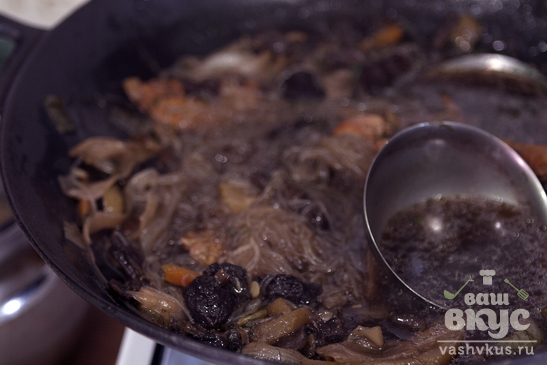 Куриный азиатский суп с бобовой лапшой, кабачками и грибами