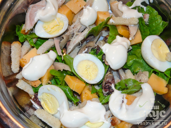 Салат "Цезарь" с перепелиными яйцами и майонезом