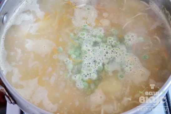 Суп на мясном бульоне с лапшой и зеленым горошком