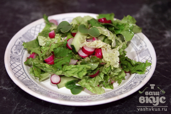Салат с зеленью, огурцом и редисом