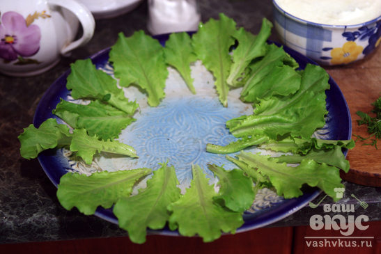 Зеленый салат с редисом и творожной заправкой