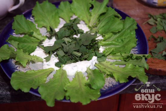 Зеленый салат с редисом и творожной заправкой